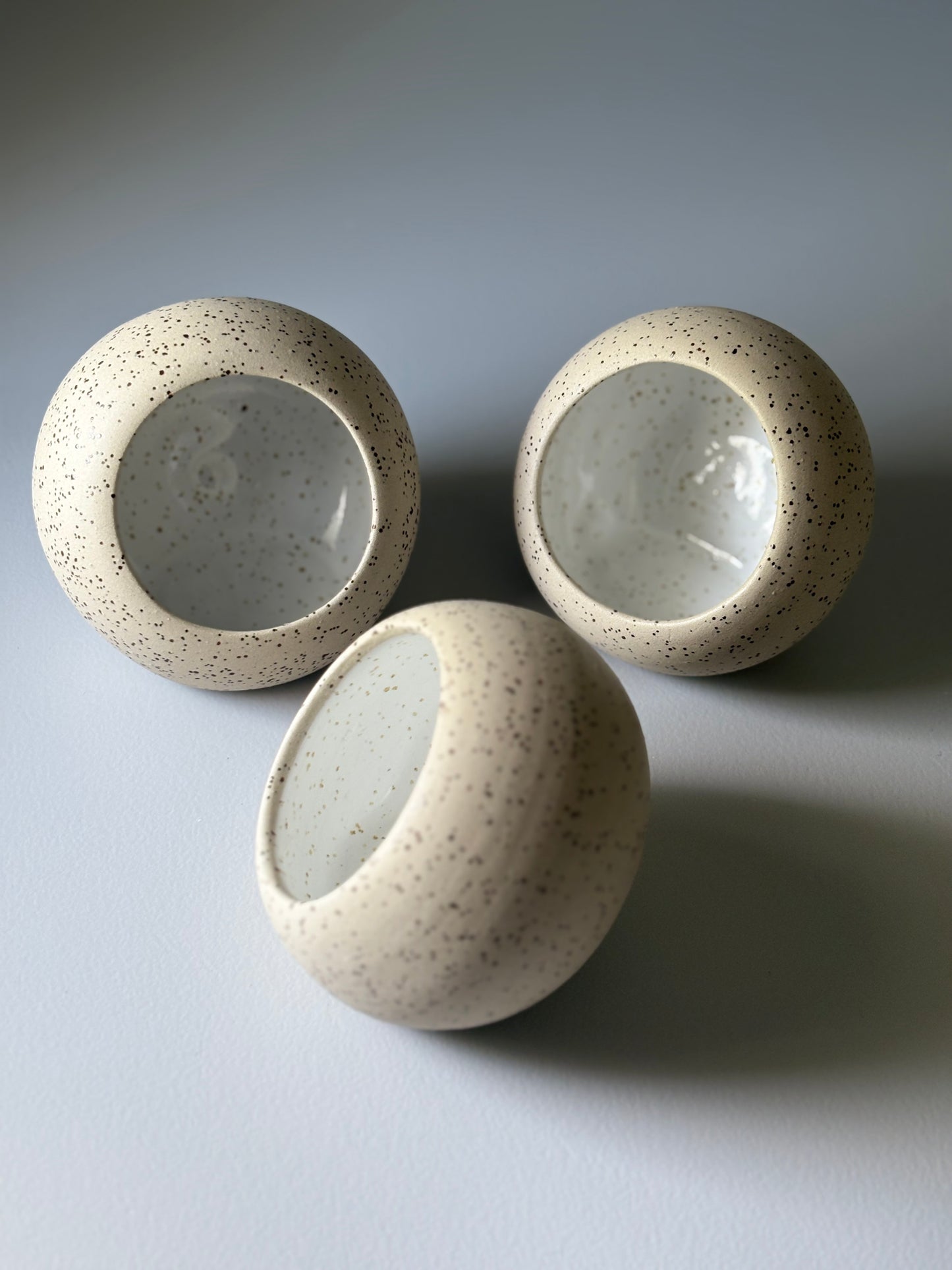 Drejad saltskål i stengods med vit glasyr, från MP Ceramics