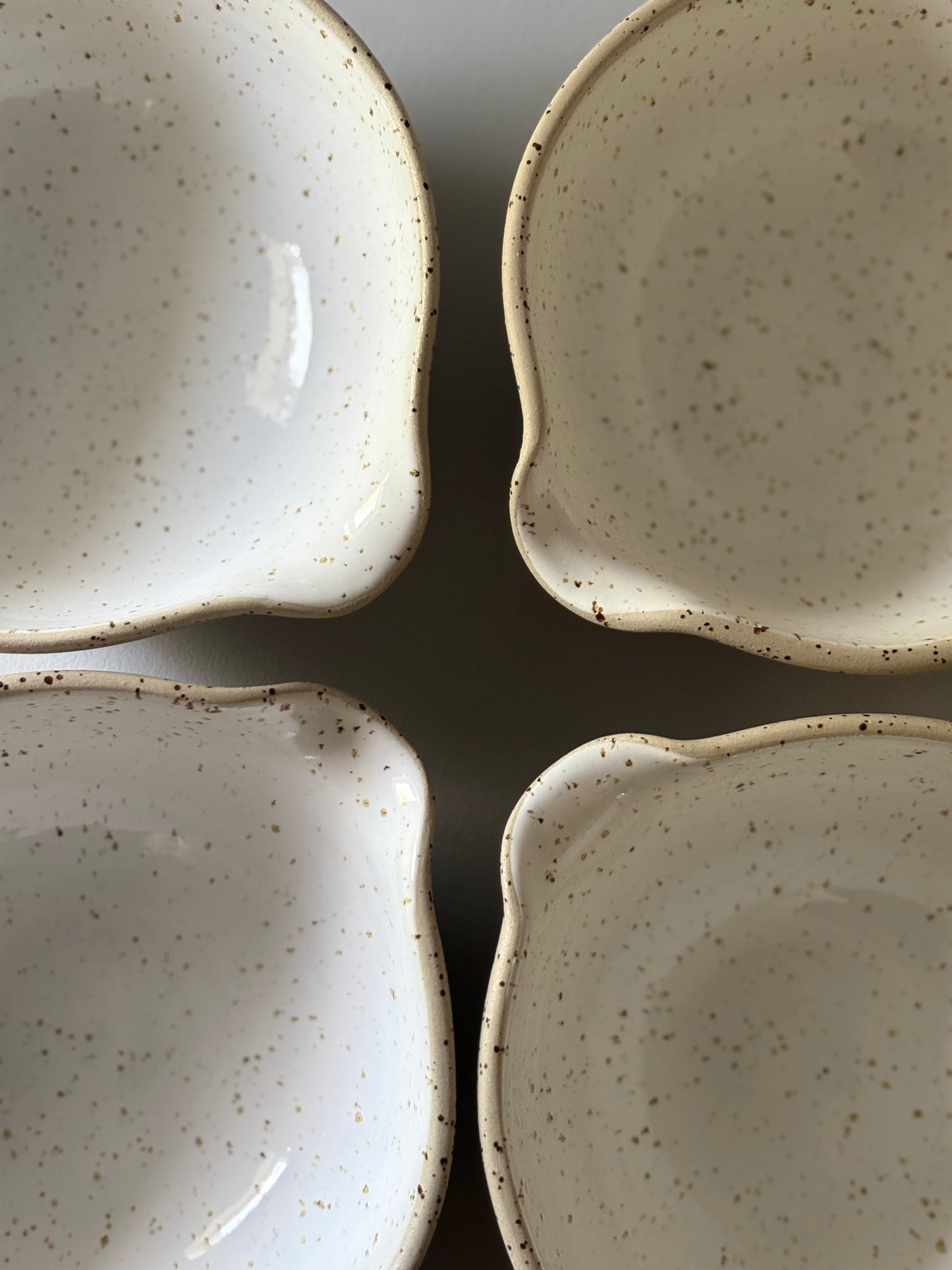 Drejade spillkummar i stengods med vit glasyr, från MP Ceramics
