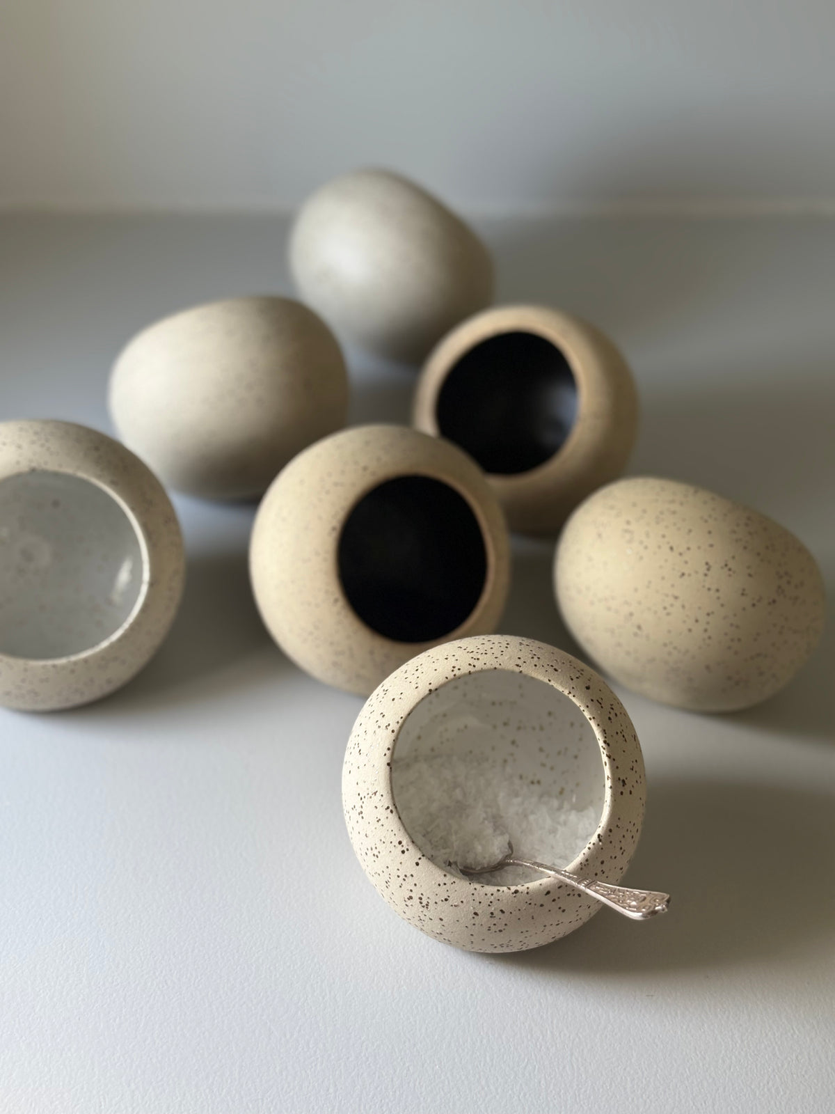 Drejade saltskålar i stengods med vit och svart glasyr, från MP Ceramics