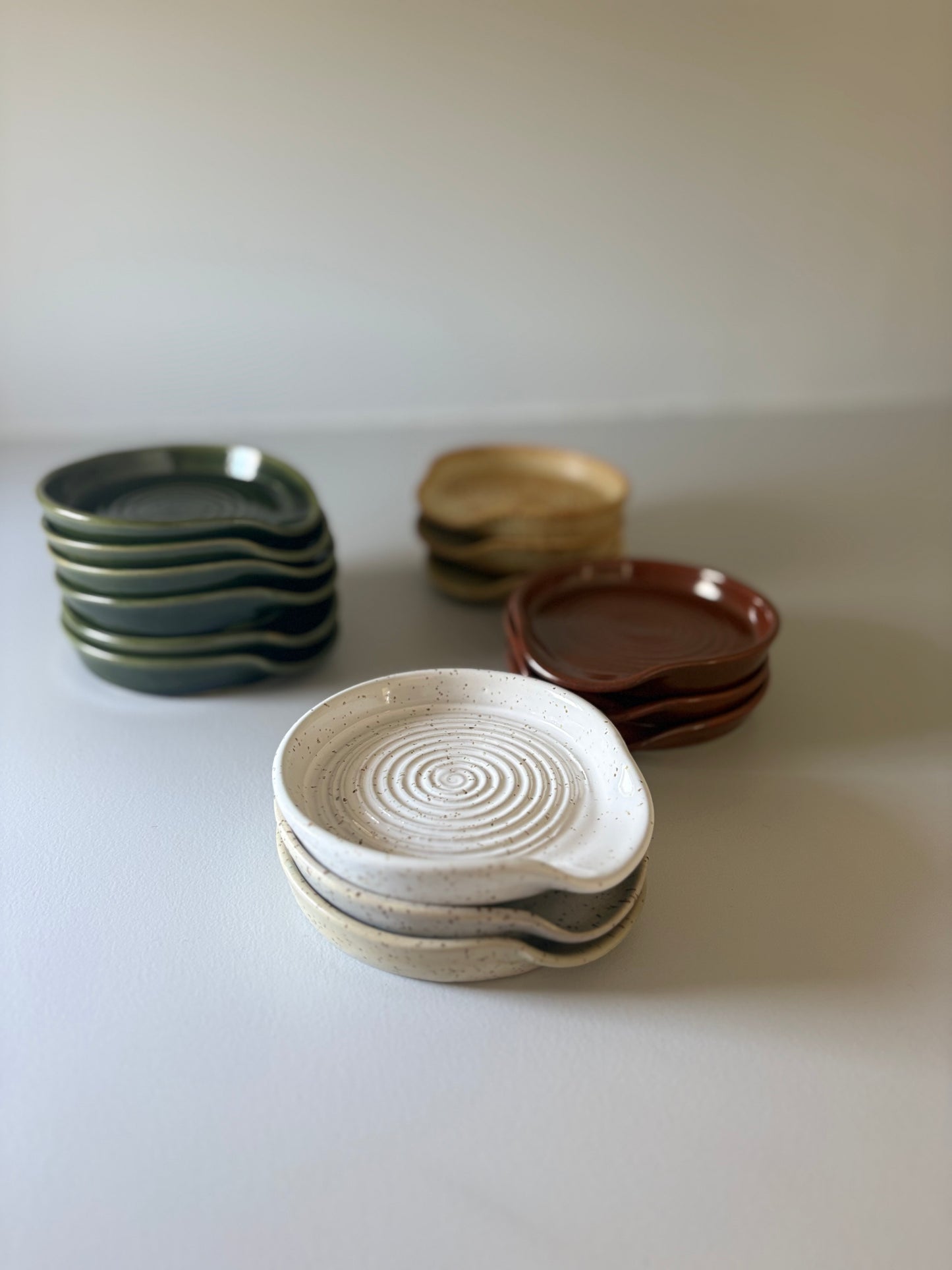 Drejad slevvila i stengods i olika glasyrer, från MP Ceramics