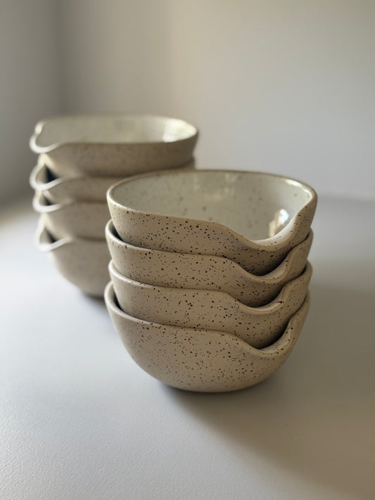 Drejade spillkummar i stengods med vit glasyr, från MP Ceramics