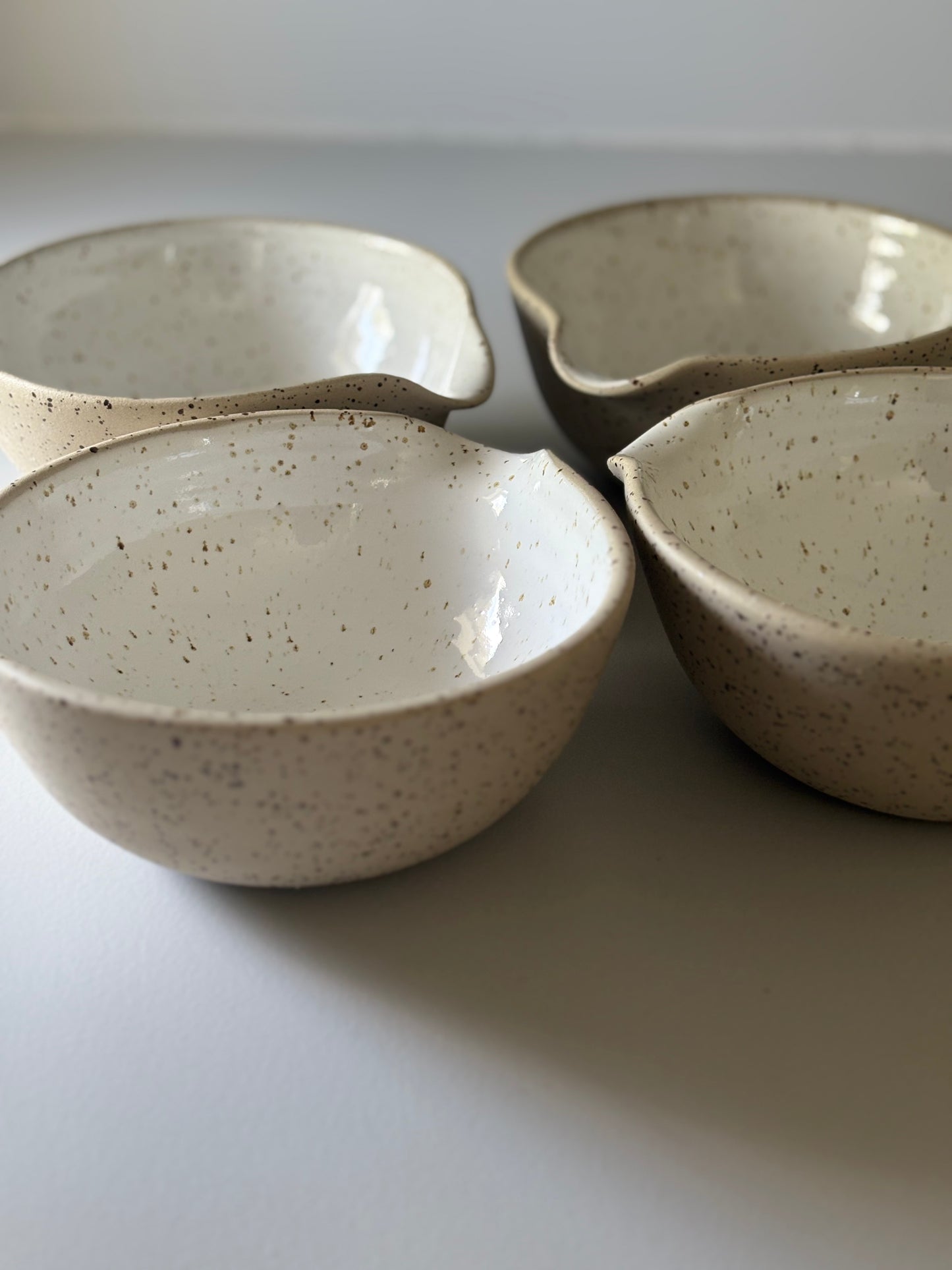 Drejad spillkum i stengods med vit glasyr, från MP Ceramics