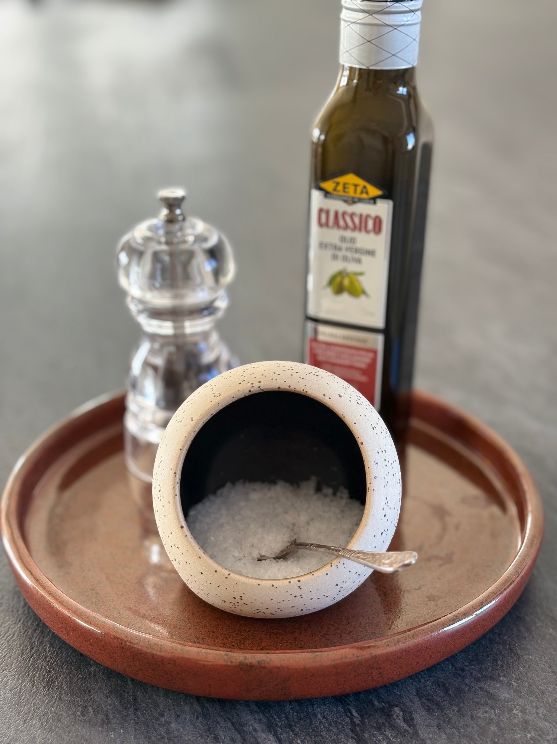 Drejad saltskål i stengods med svart glasyr, från MP Ceramics
