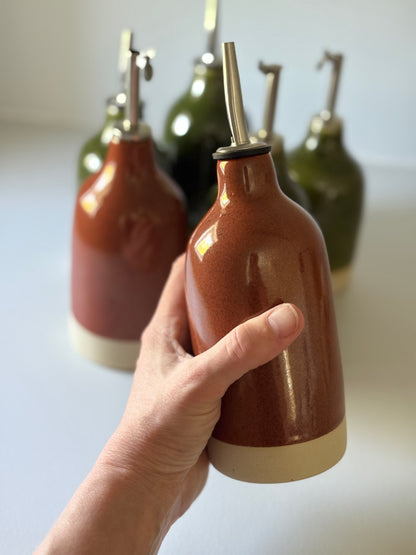 Drejad oljeflaska i stengods med roströd glasyr, från MP Ceramics