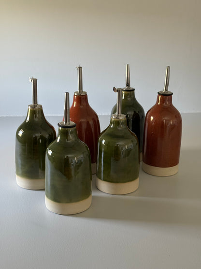 Drejade oljeflaskor i stengods med grön och roströd glasyr, från MP Ceramics