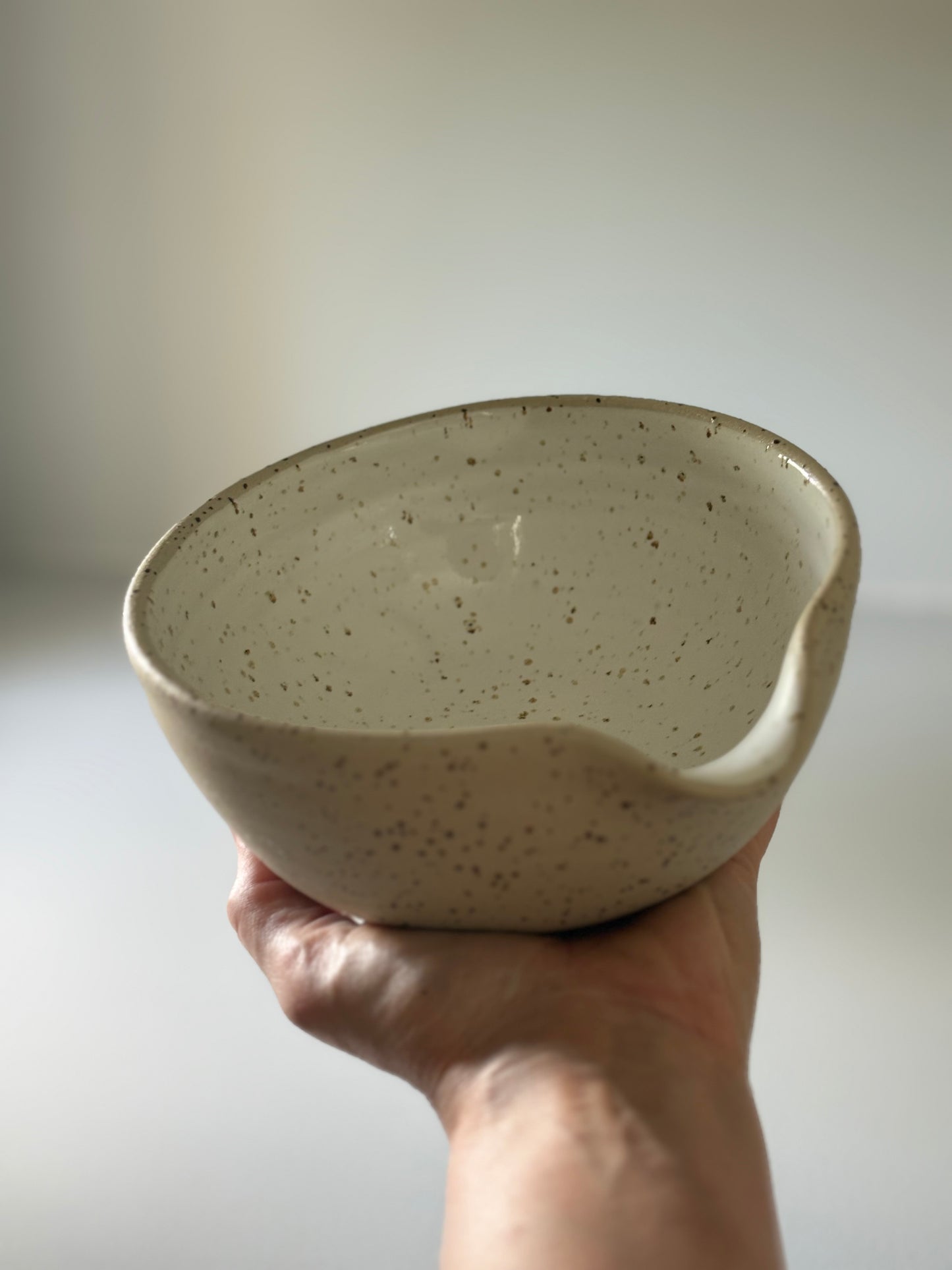 Drejad spillkum i stengods med vit glasyr, från MP Ceramics