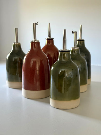 Drejade oljeflaskor i stengods med grön och roströd glasyr, från MP Ceramics