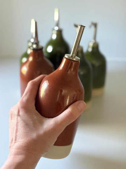 Drejad oljeflaska i stengods med roströd glasyr, från MP Ceramics