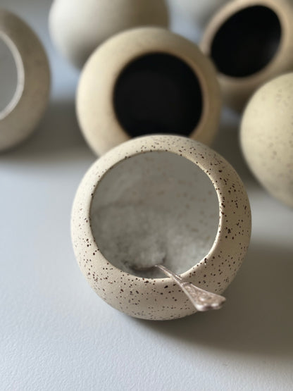 Drejad saltskål i stengods med vit glasyr, från MP Ceramics