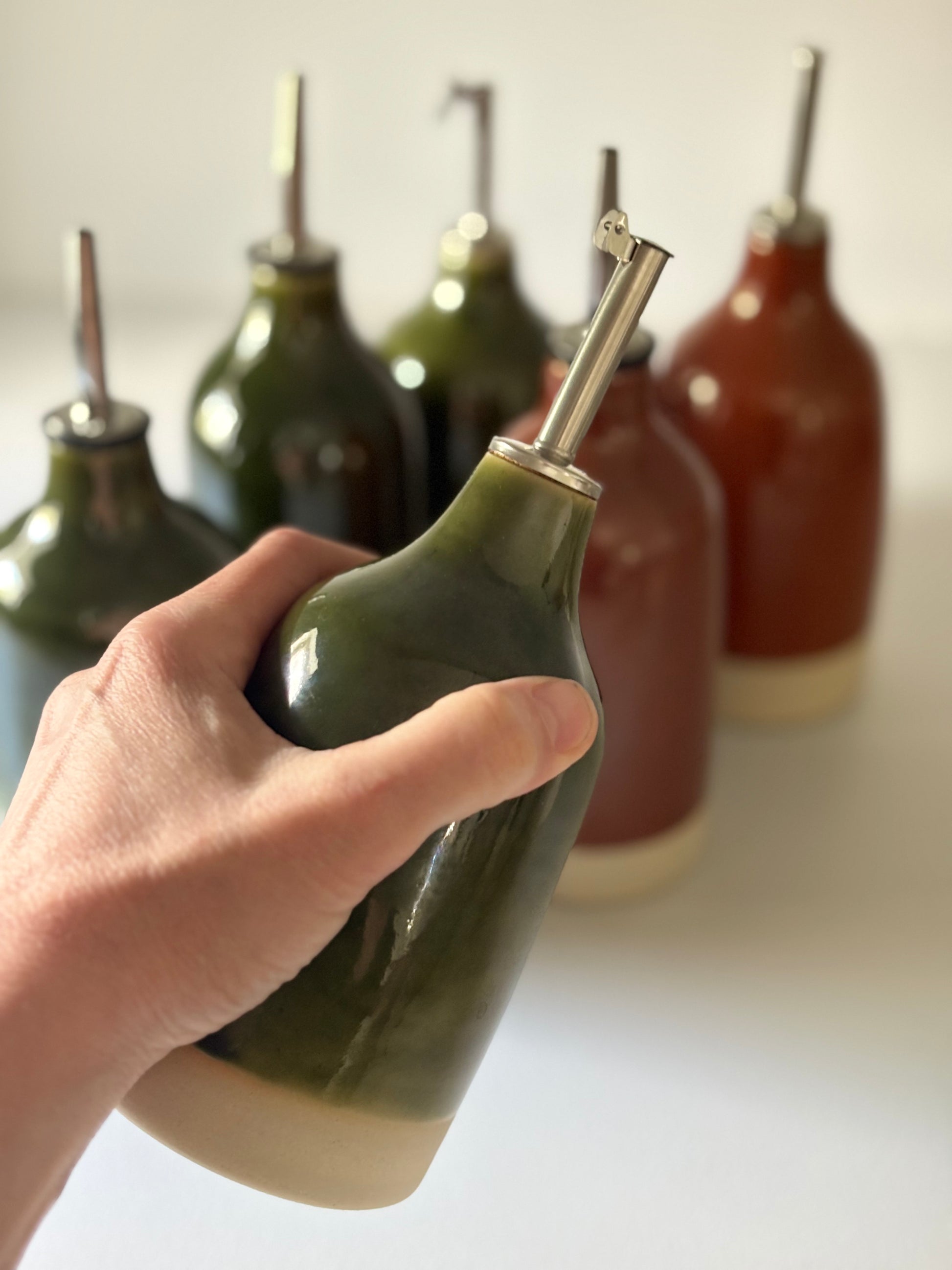 Drejad oljeflaska i stengods med grön glasyr, från MP Ceramics