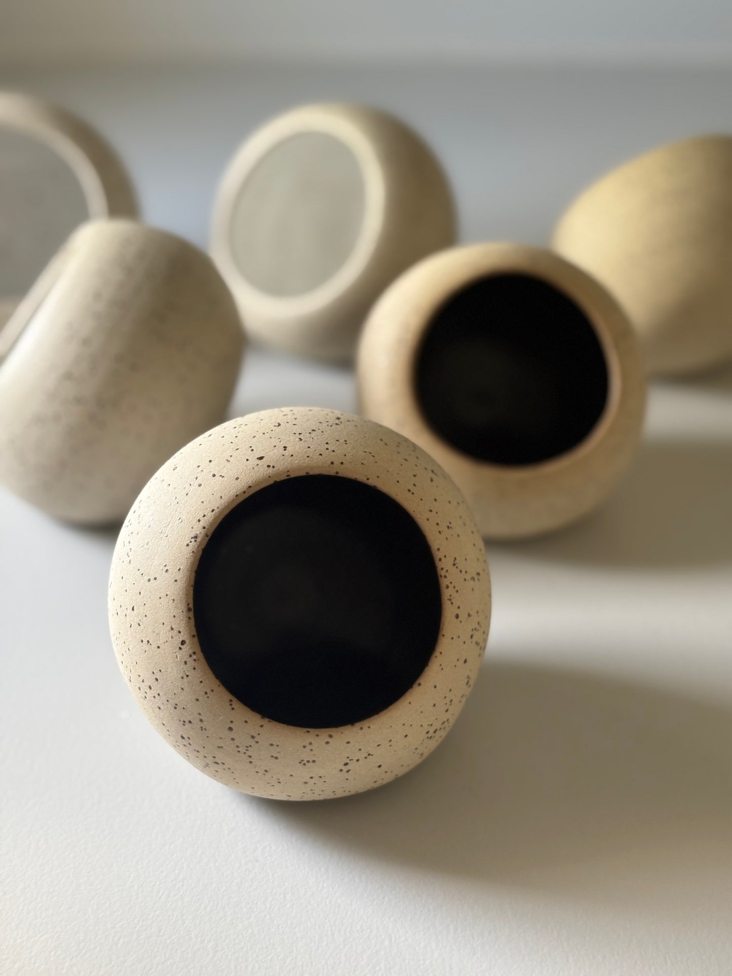 Drejad saltskål i stengods med svart glasyr, från MP Ceramics