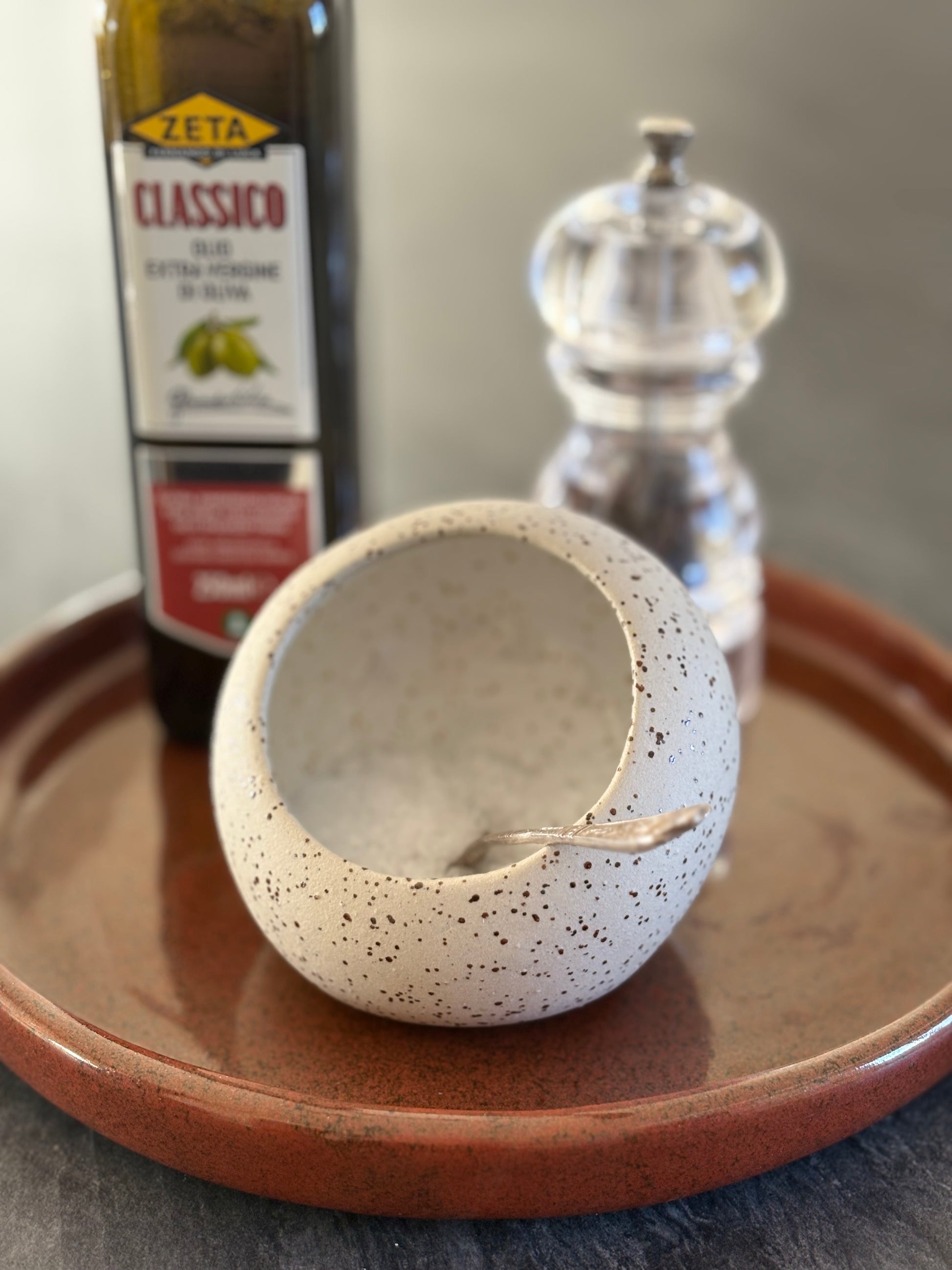 Drejad saltskål i stengods med vit glasyr, från MP Ceramics