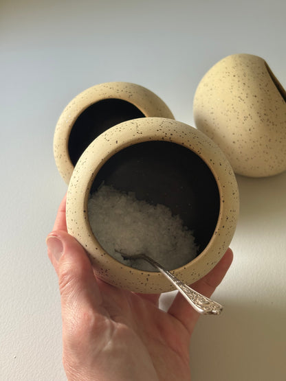 Drejad saltskål i stengods med svart glasyr, från MP Ceramics