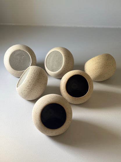 Drejade saltskålar i stengods med svart och vit glasyr, från MP Ceramics