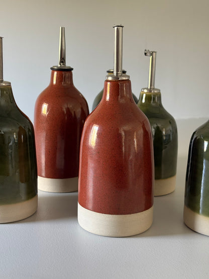 Drejad oljeflaska i stengods med roströd glasyr, från MP Ceramics