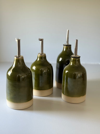 Drejad oljeflaska i stengods med grön glasyr, från MP Ceramics