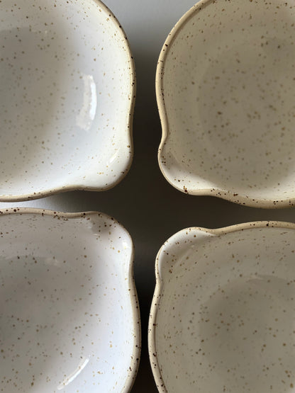 Drejade spillkummar i stengods med vit glasyr, från MP Ceramics