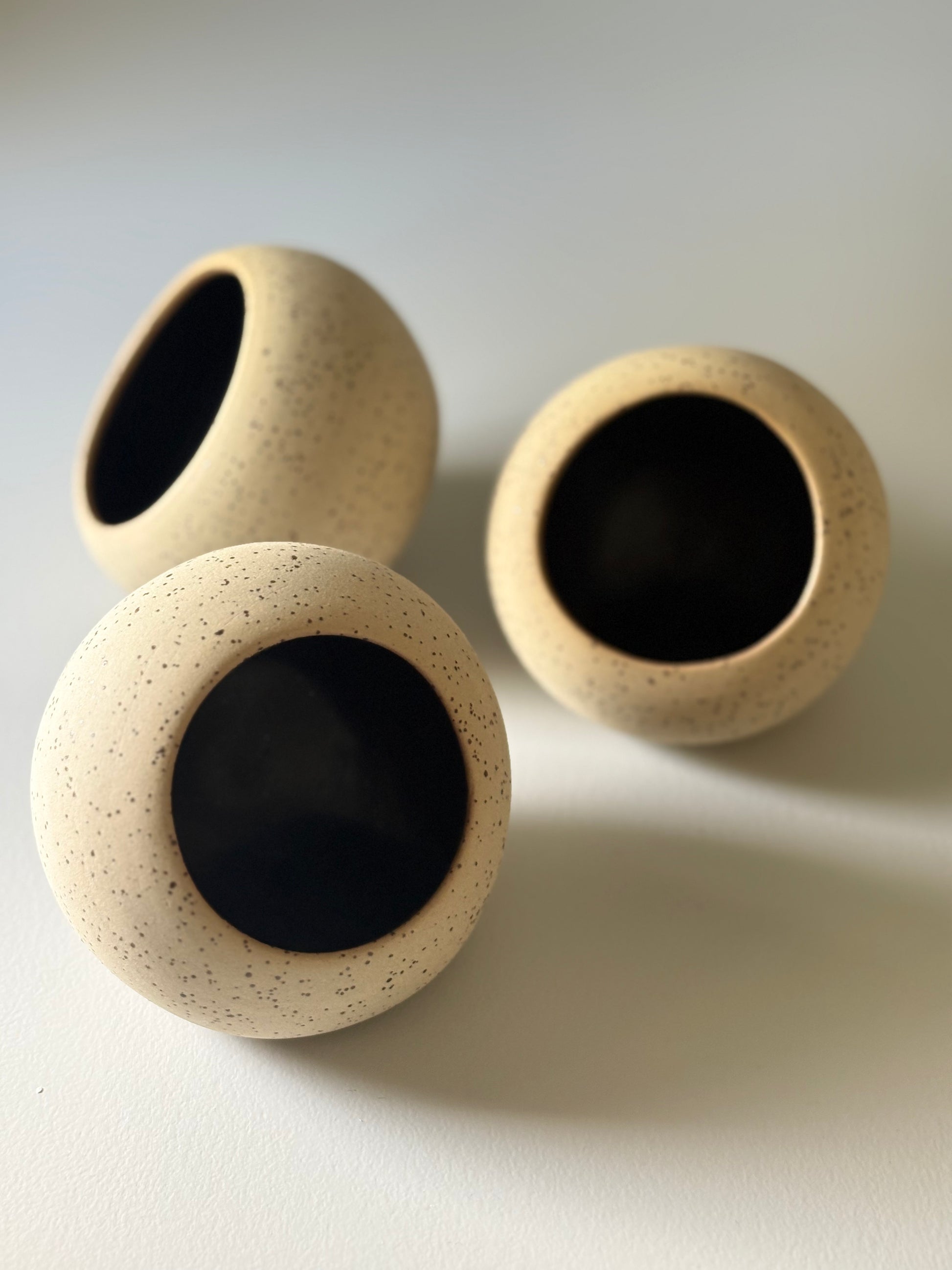 Drejad saltskål i stengods med svart glasyr, från MP Ceramics