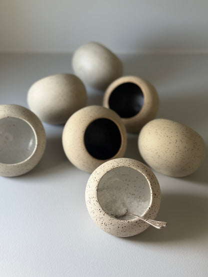 Drejade saltskålar i stengods med vit och svart glasyr, från MP Ceramics