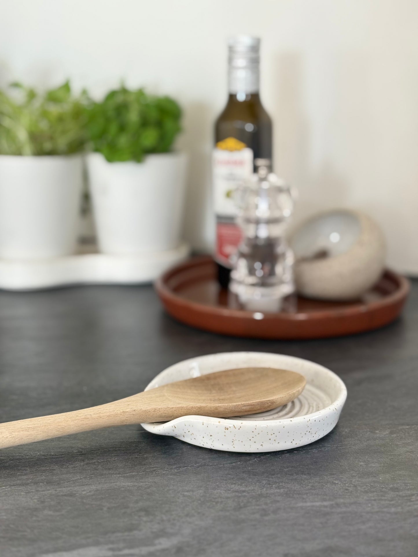 Drejad slevvila i stengods med vit glasyr från MP Ceramics