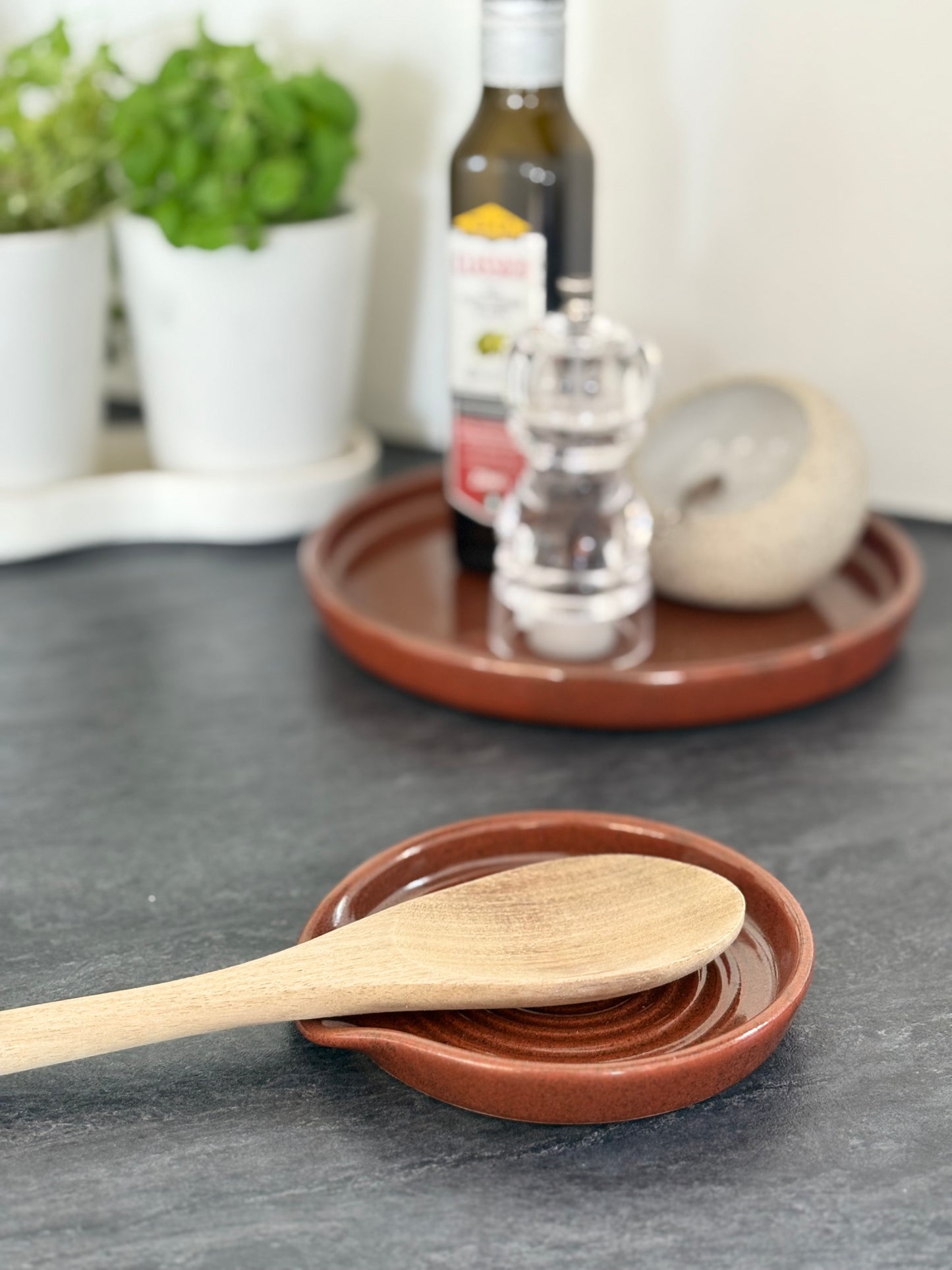 Drejad slevvila i stengods med rosröd glasyr, från MP Ceramics