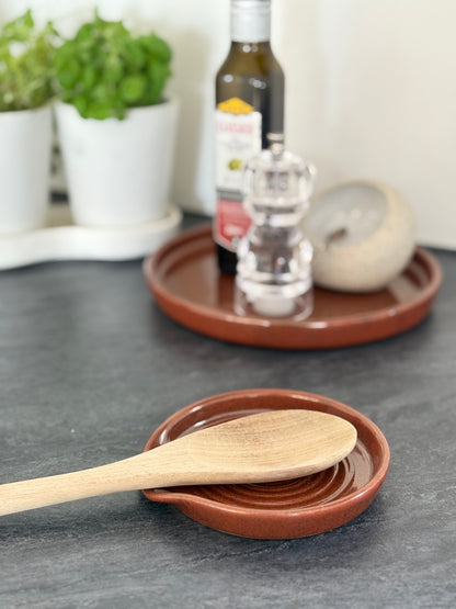Drejad slevvila i stengods med rosröd glasyr, från MP Ceramics