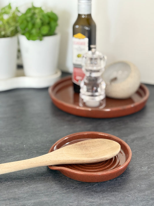 Drejad slevvila i stengods med rosröd glasyr, från MP Ceramics
