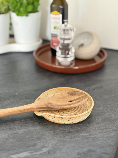 Drejad slevvila i stengods med sandfärgad glasyr från MP Ceramics
