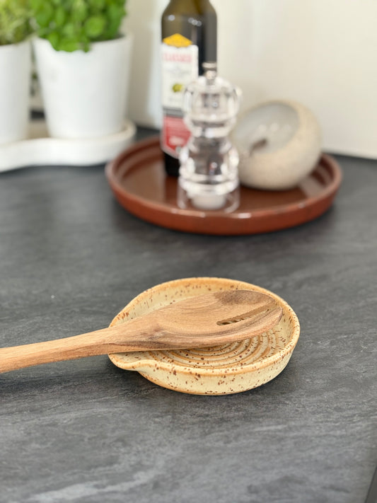 Drejad slevvila i stengods med sandfärgad glasyr från MP Ceramics