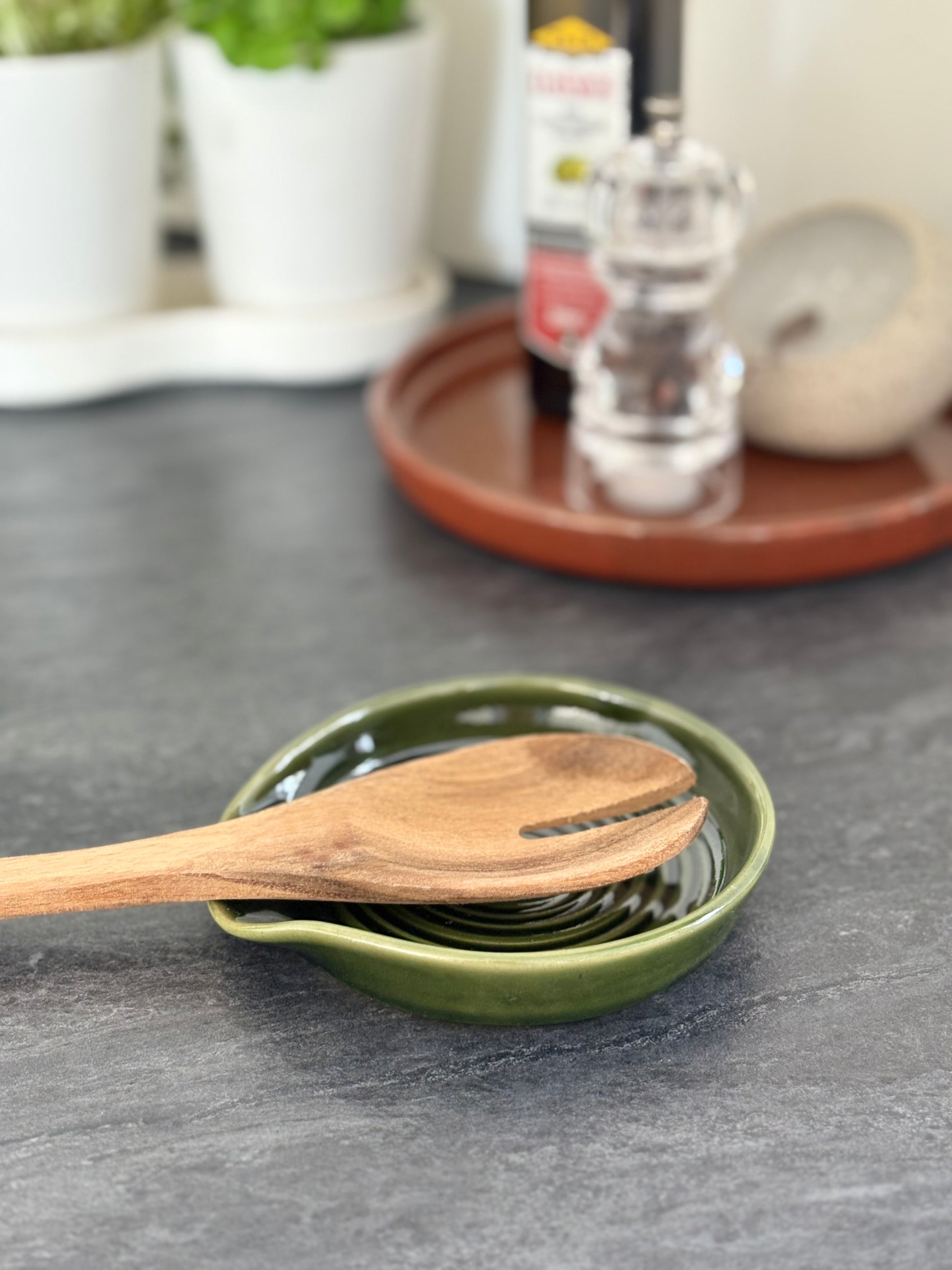 Drejad slevvila i stengods med grön glasyr från MP Ceramics