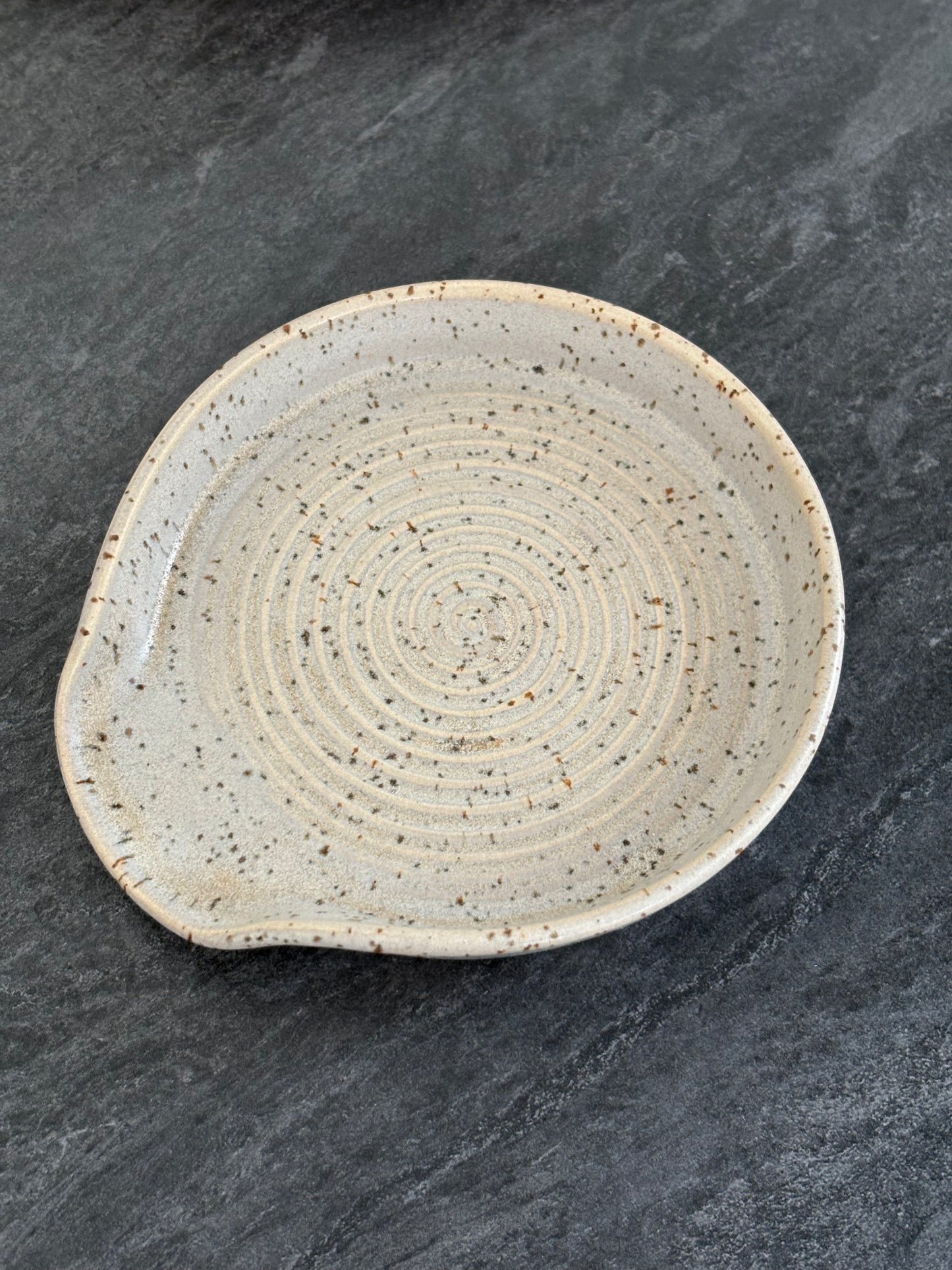 Drejad slevvila i stengods med ljus gråblå glasyr från MP Ceramics