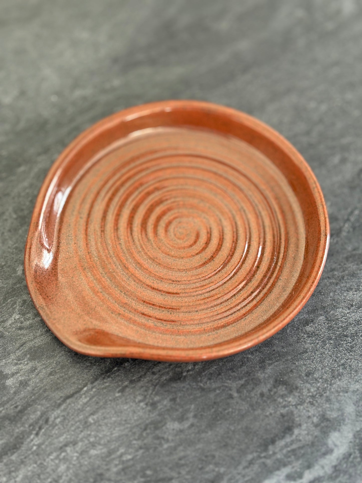 Drejad slevvila i stengods med roströd glasyr, från MP Ceramics