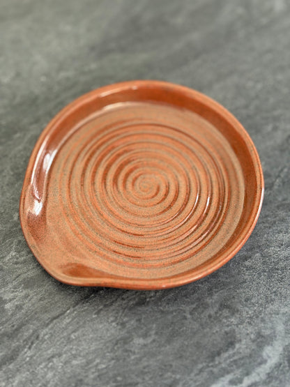 Drejad slevvila i stengods med roströd glasyr, från MP Ceramics