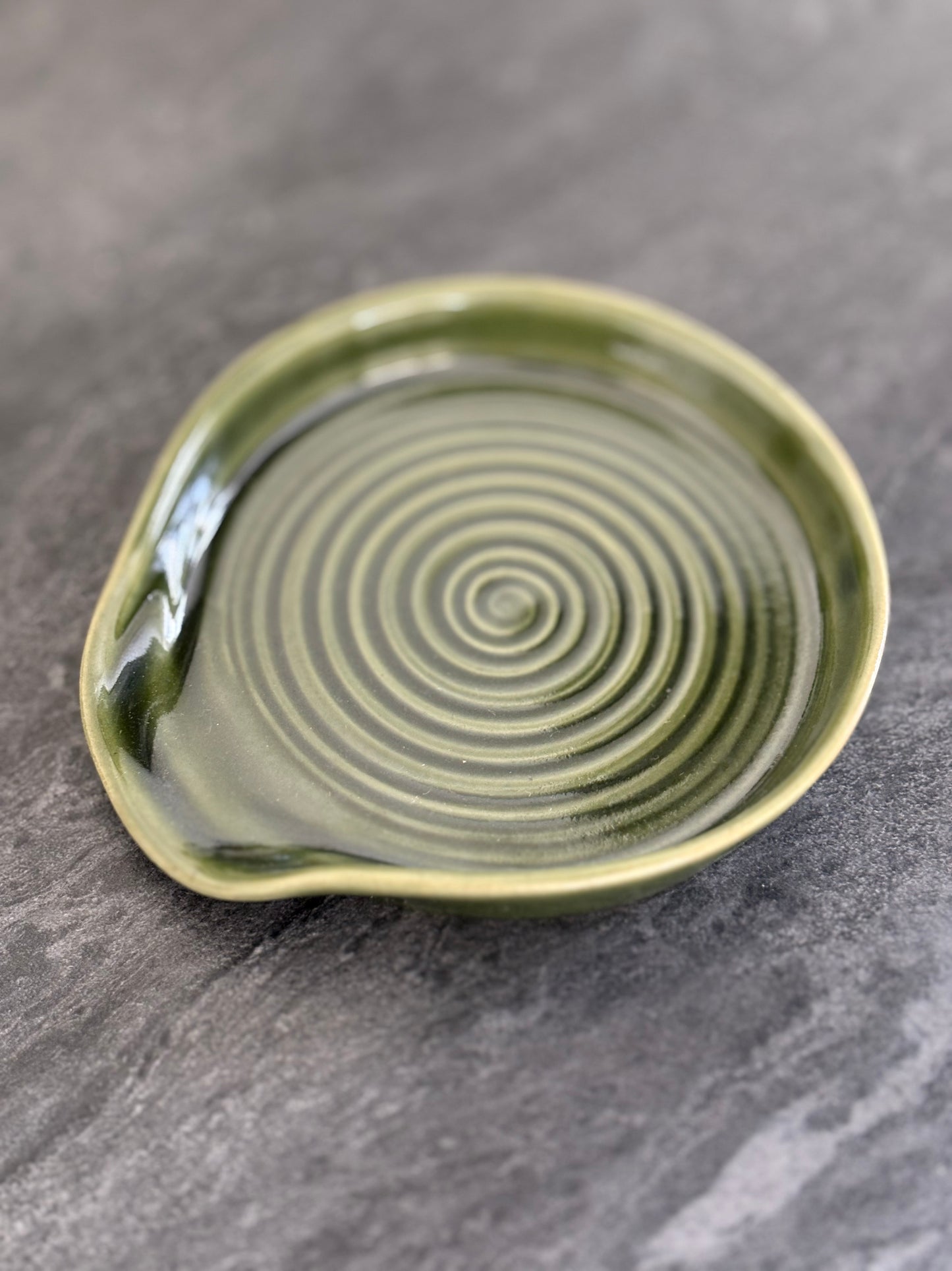 Drejad slevvila i stengods med grön glasyr från MP Ceramics