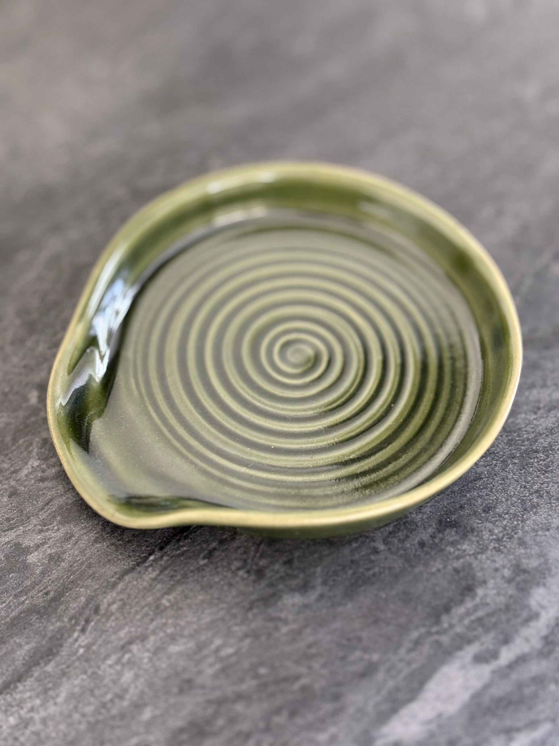 Drejad slevvila i stengods med grön glasyr från MP Ceramics