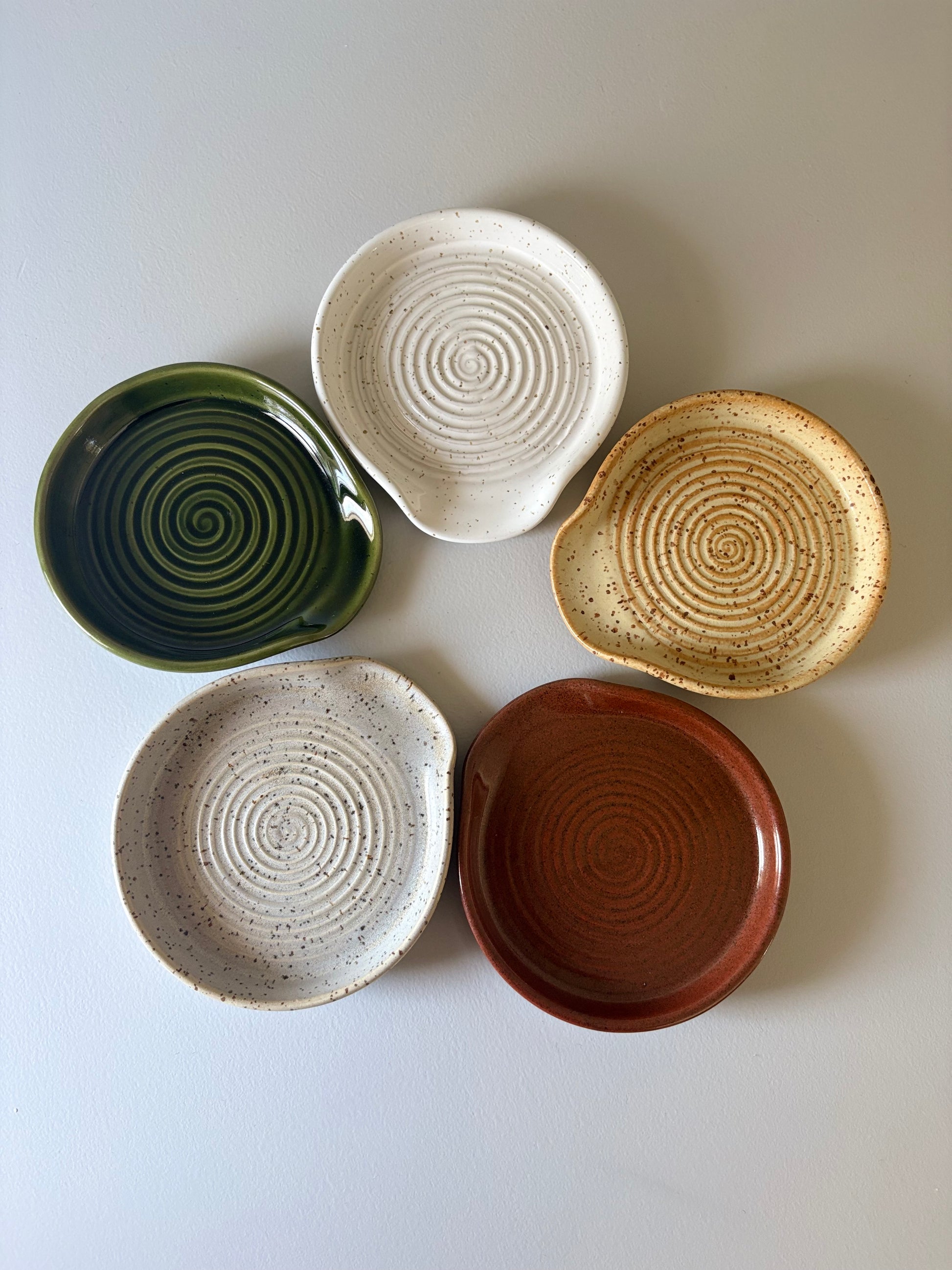 Drejad slevvila i stengods, i olika färger, från MP Ceramics
