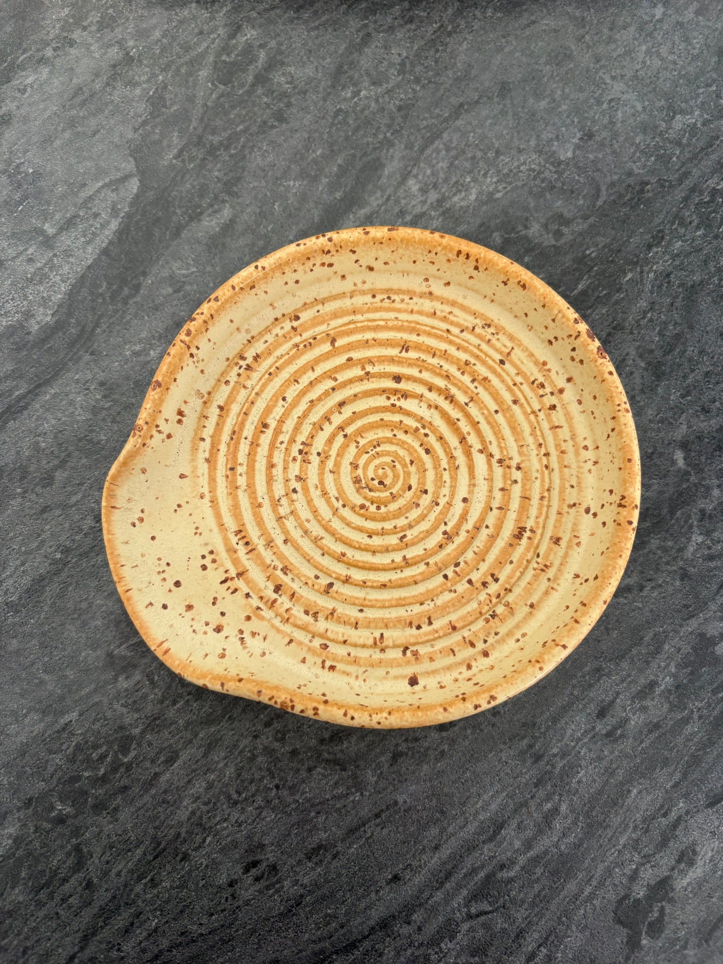 Drejad slevvila i stengods med grön glasyr från MP Ceramics