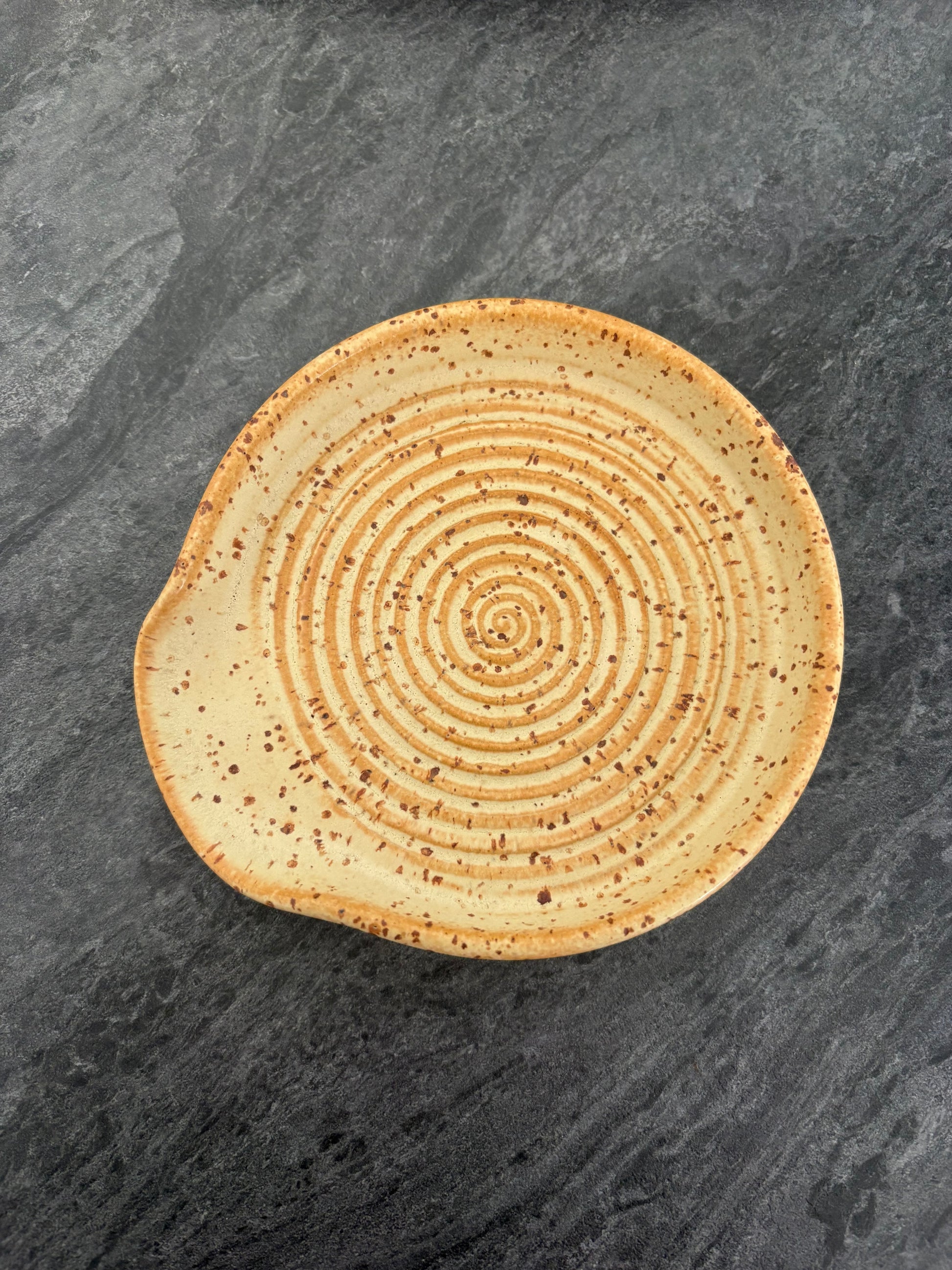 Drejad slevvila i stengods med grön glasyr från MP Ceramics