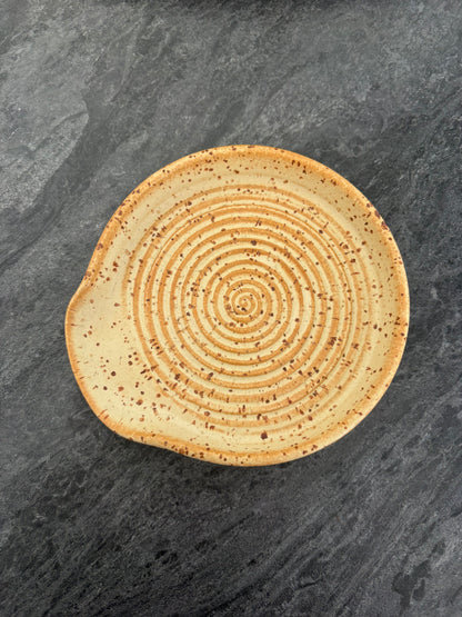 Drejad slevvila i stengods med grön glasyr från MP Ceramics