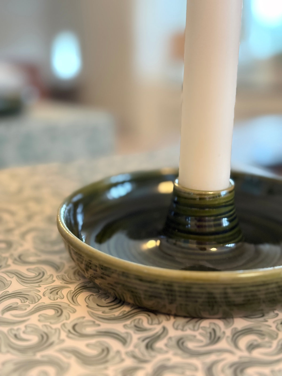 Grön randig ljusstake i drejat stengods