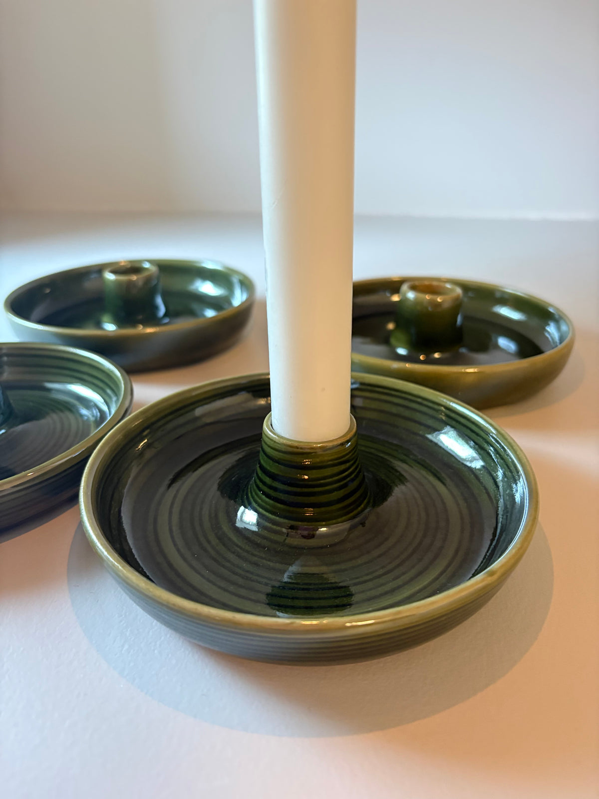Randig grön ljusstake i drejat stengods med djupgrön glasyr